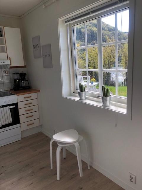 Koselig Nyoppusset 3 Roms Leilighet Med Egen Parkeringsplass I Rolige Omgivelse Naer Sjoen, 2 Mil Nord For Bergen Sentrum. Luaran gambar