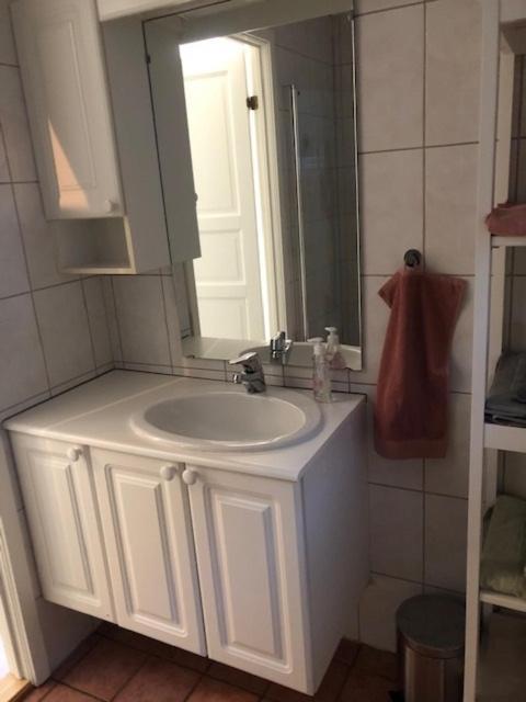 Koselig Nyoppusset 3 Roms Leilighet Med Egen Parkeringsplass I Rolige Omgivelse Naer Sjoen, 2 Mil Nord For Bergen Sentrum. Luaran gambar