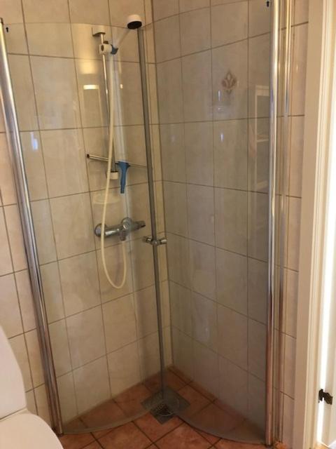 Koselig Nyoppusset 3 Roms Leilighet Med Egen Parkeringsplass I Rolige Omgivelse Naer Sjoen, 2 Mil Nord For Bergen Sentrum. Luaran gambar