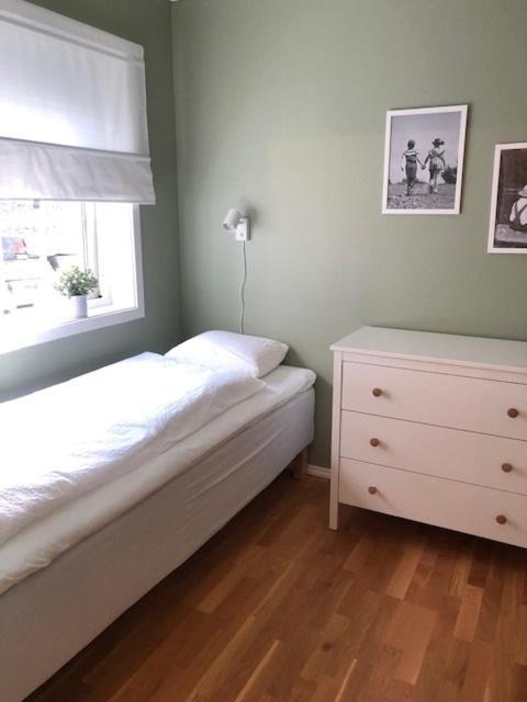 Koselig Nyoppusset 3 Roms Leilighet Med Egen Parkeringsplass I Rolige Omgivelse Naer Sjoen, 2 Mil Nord For Bergen Sentrum. Luaran gambar